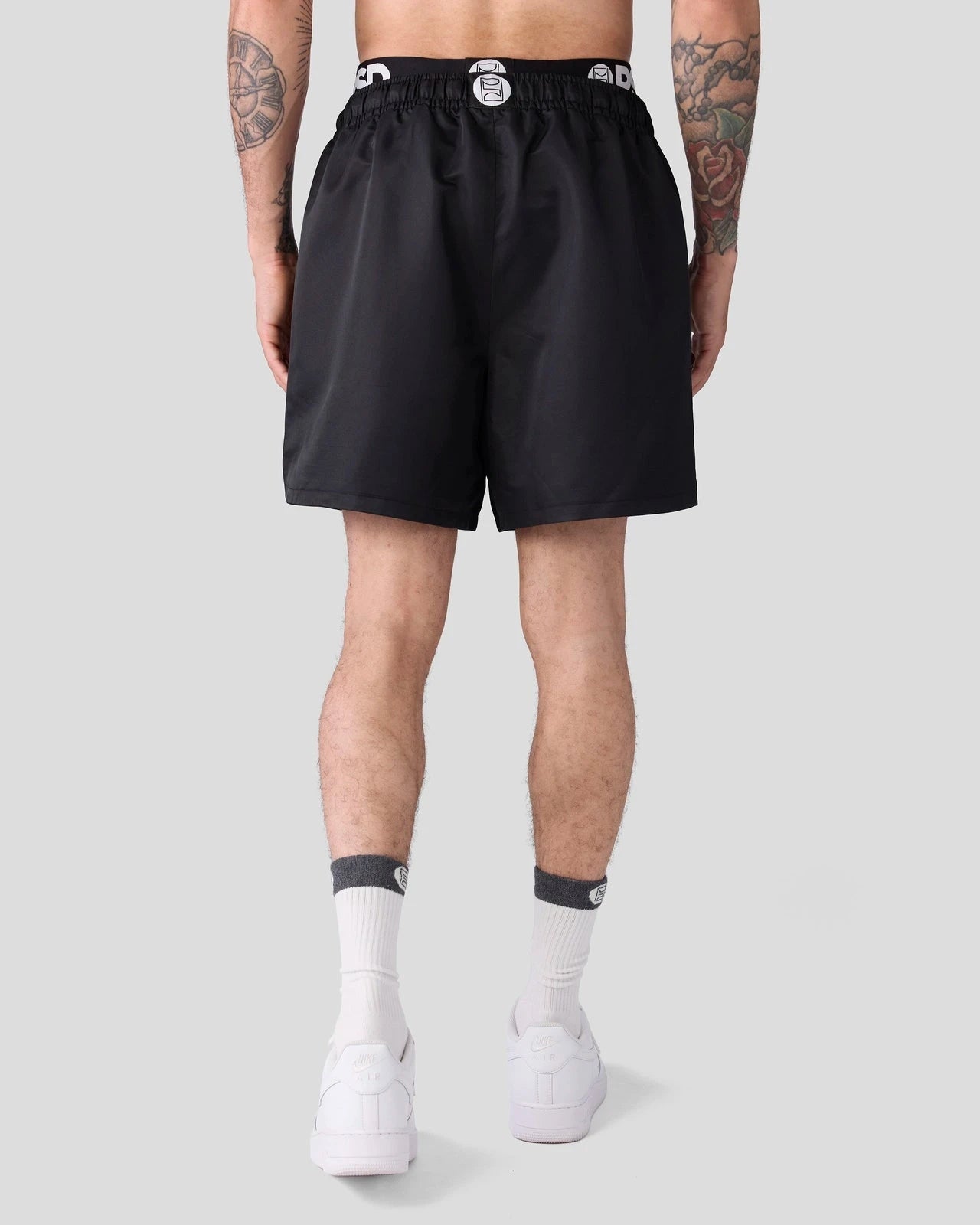 BLACK ESSENTIAL SHORT - Image 3